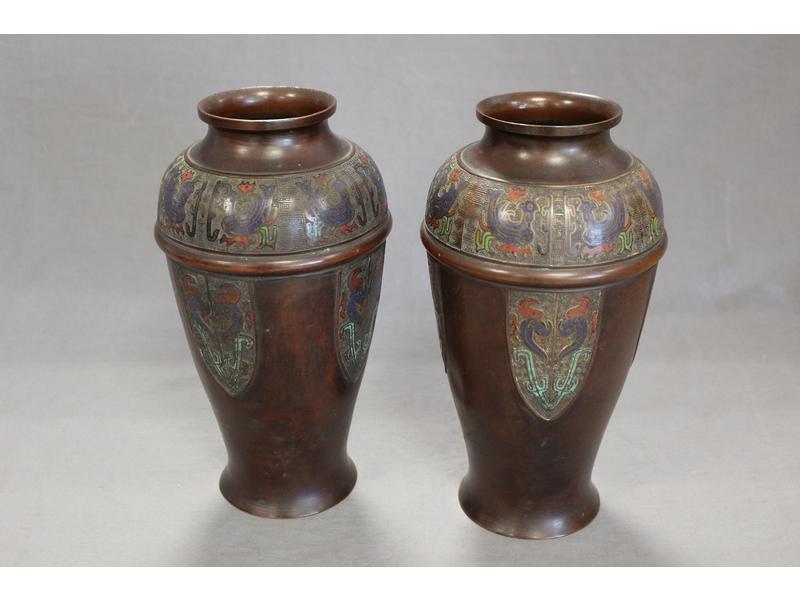 PAIRE DE VASES en bronze patiné à décor d'émaux...