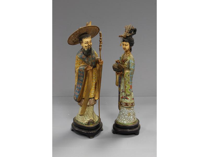 COUPLE DE PERSONNAGES en émaux cloisonnés...