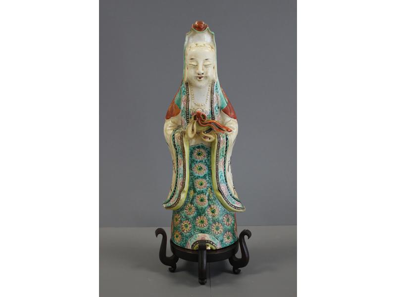STATUETTE en porcelaine émaillée polychrome...