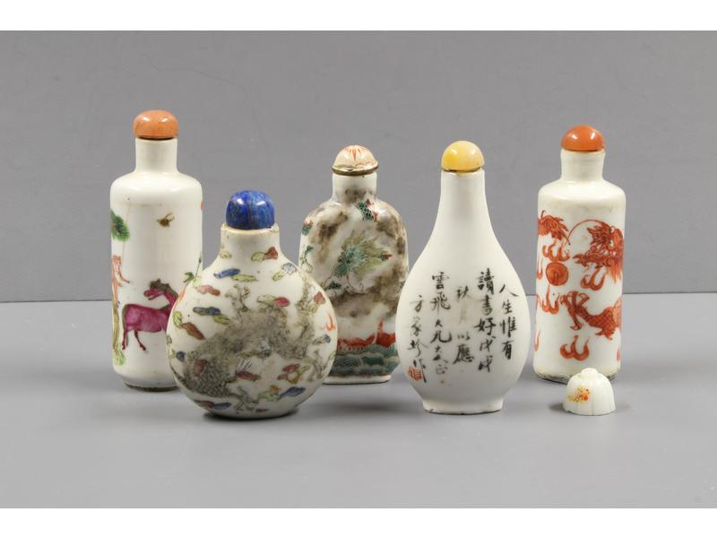 CINQ TABATIÈRES en porcelaine émaillée, deux...