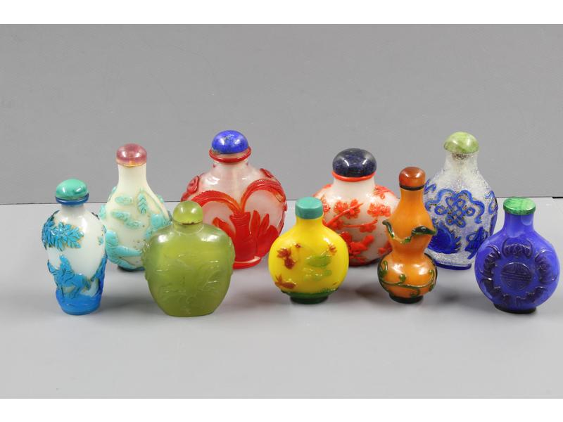 NEUF TABATIÈRES en verre Overlay.