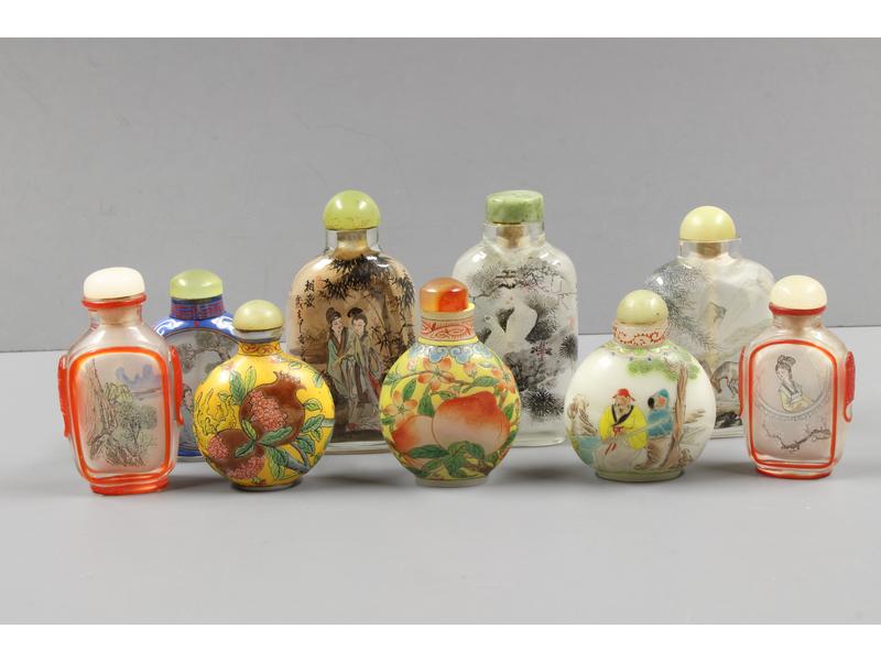 NEUF TABATIÈRES en verre, trois émaillées...