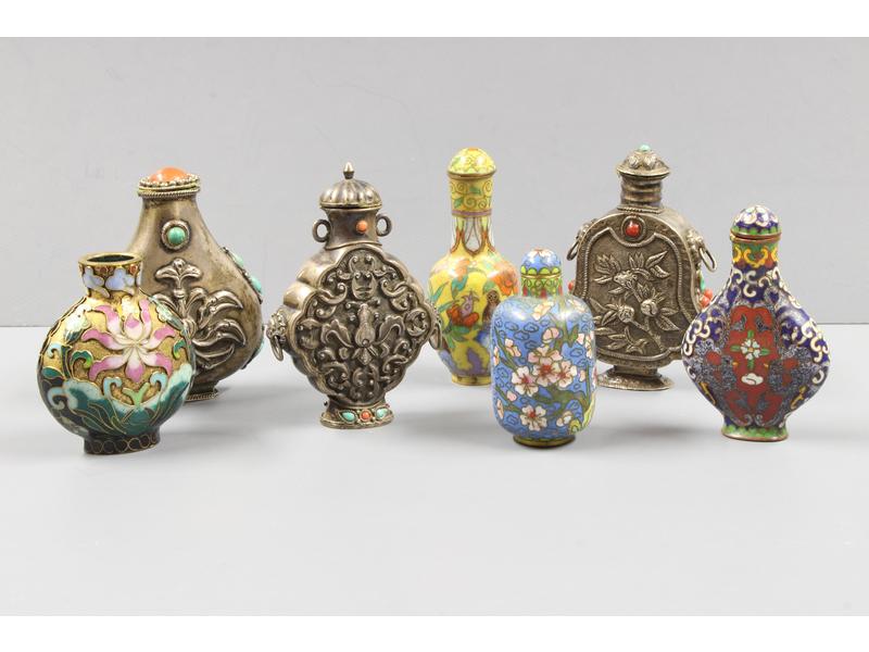 SEPT TABATIÈRES dont quatre en émail cloisonné...