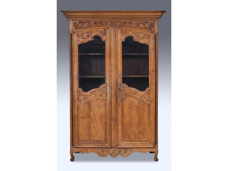 ARMOIRE en chêne mouluré et sculpté de fleurs...