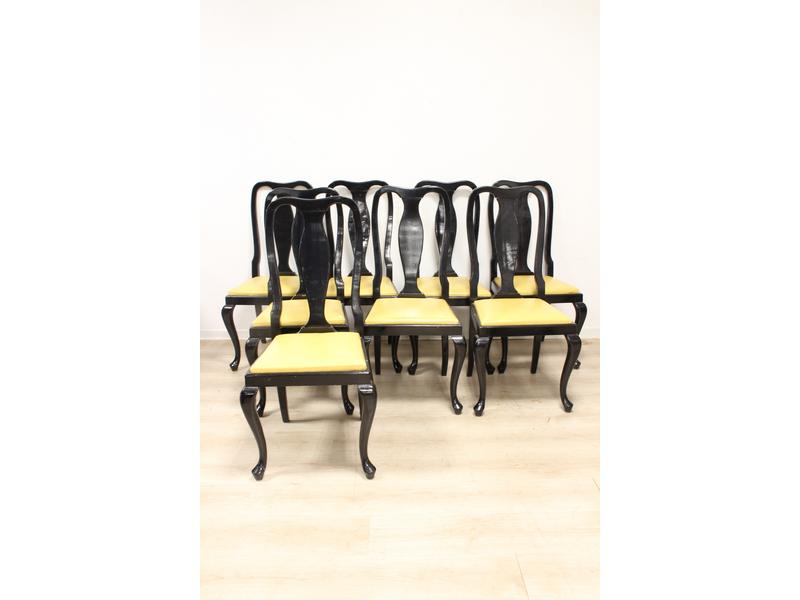 SUITE DE HUIT CHAISES à haut dossier en bois...