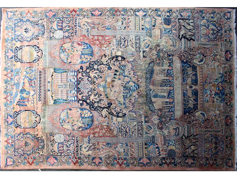 GRAND TAPIS en laine polychrome à riche décor...