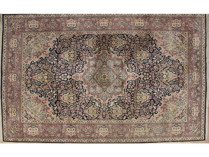 TAPIS en coton et soie à décor d'un grand...
