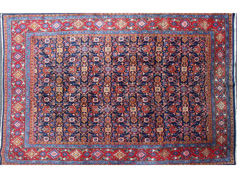 TAPIS en laine à décor polychrome dans les...