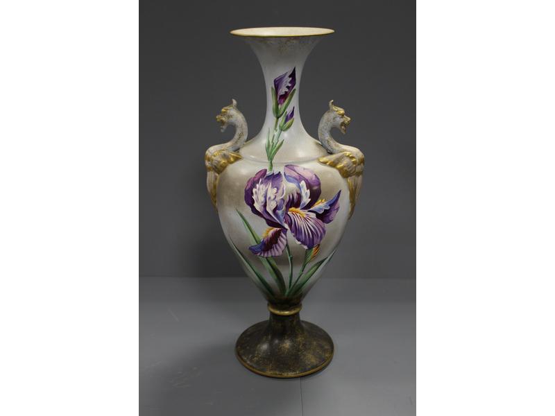 VASE en porcelaine à deux anses en griffons...