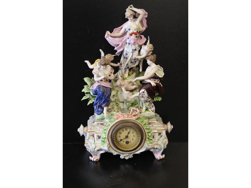PENDULE en porcelaine émaillée polychrome...