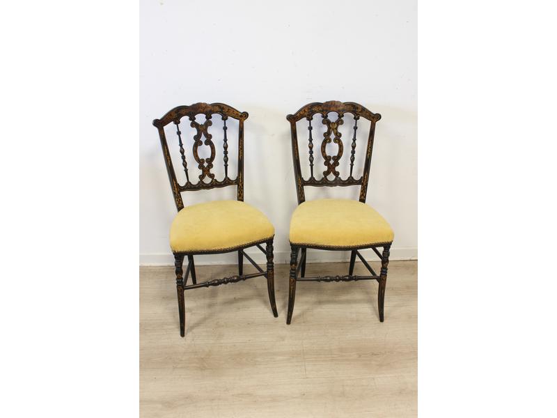 PAIRE DE CHAISES VOLANTES en bois laqué noir...