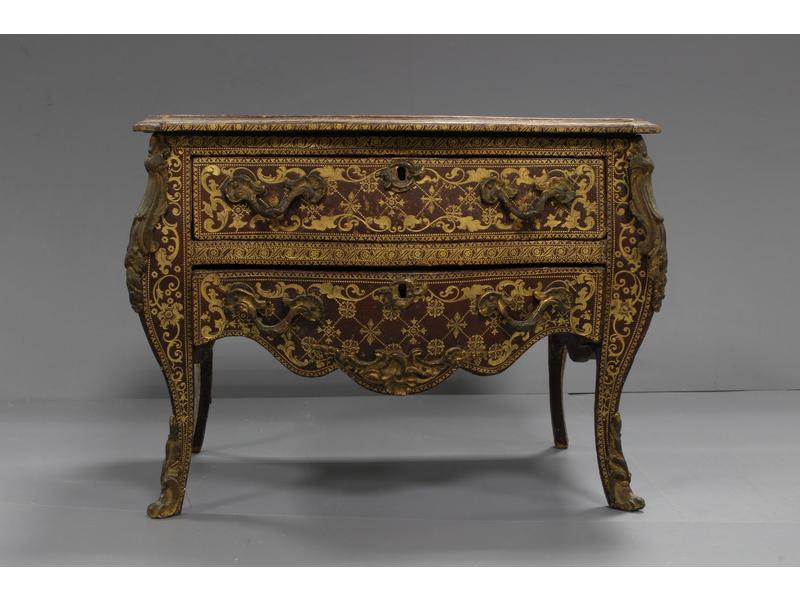 PETITE COMMODE DE MAÎTRISE à façades et côtés...