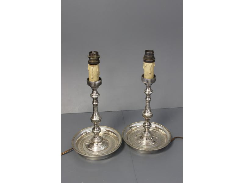 PAIRE DE BOUGEOIRS en bronze argenté, le...