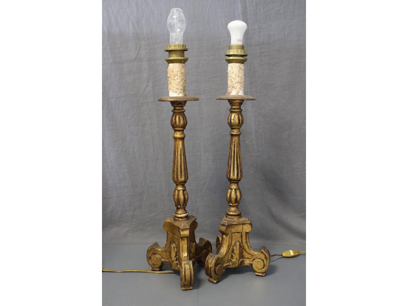 PAIRE DE LAMPES en bois sculpté et doré,...