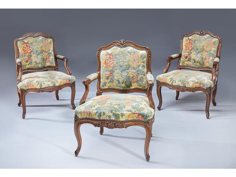 SUITE DE TROIS FAUTEUILS à dossier plat violoné,...