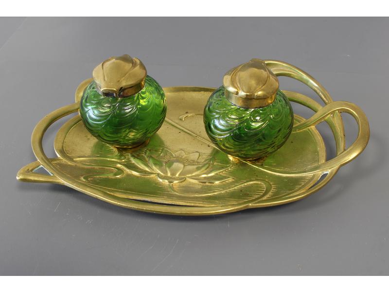 ENCRIER en bronze à décor de nénuphars avec...