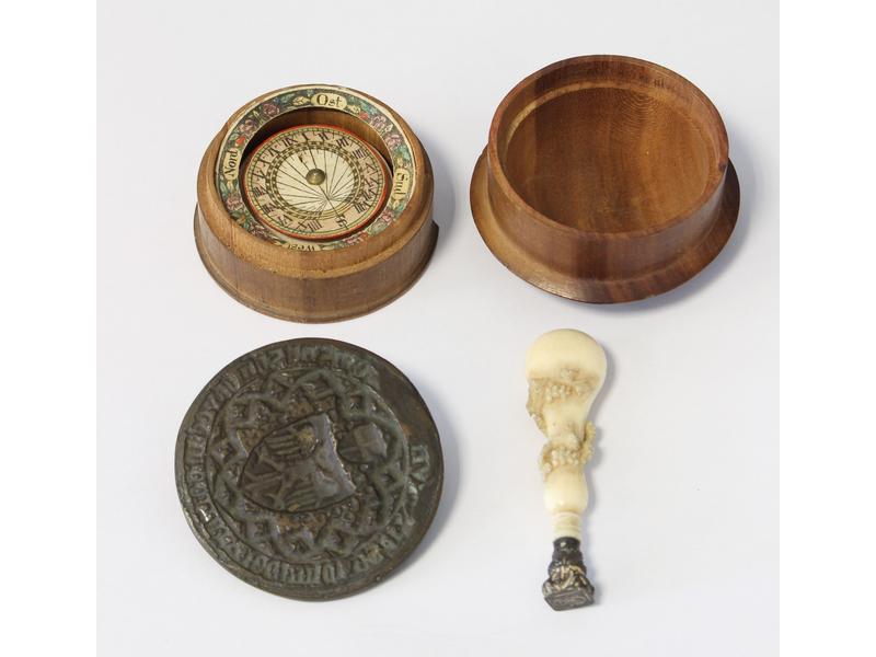 LOT D'OBJETS DE VITRINE comprenant: