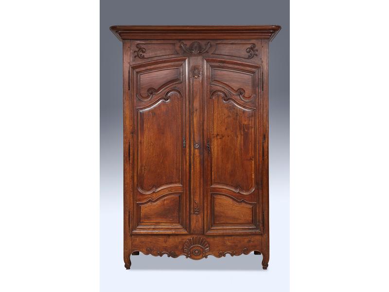 ARMOIRE en noyer mouluré et sculpté de coquilles...