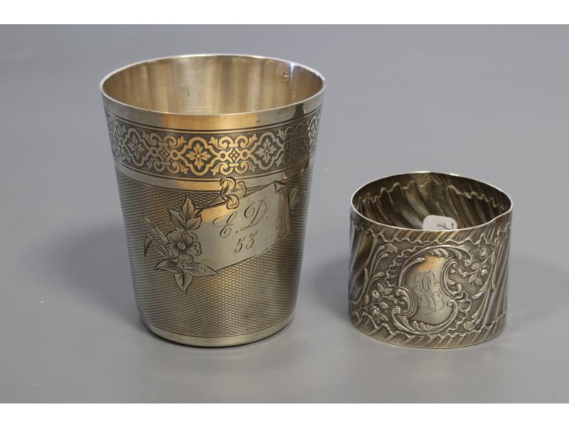 TIMBALE en argent de forme gobelet à décor...
