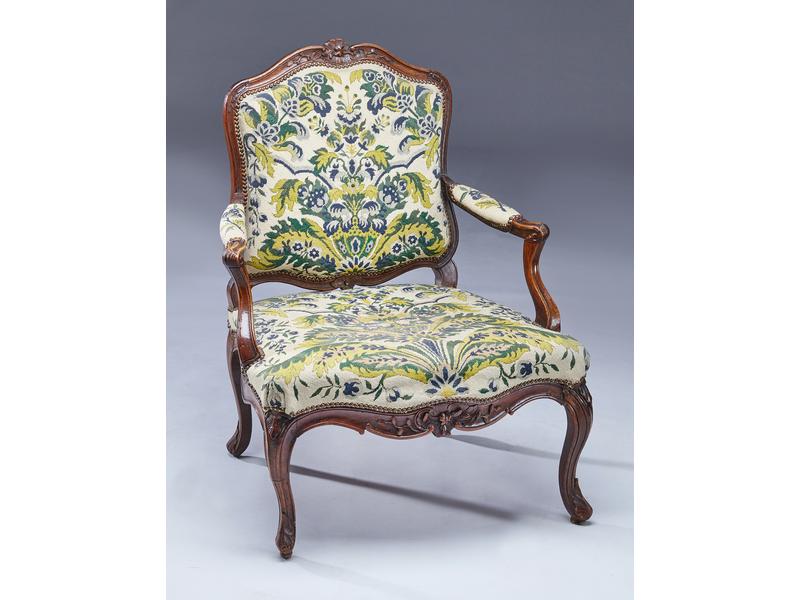 FAUTEUIL à dossier plat violoné en hêtre...