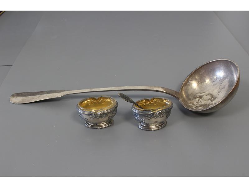 LOUCHE en argent à modèle uniplat et PAIRE...