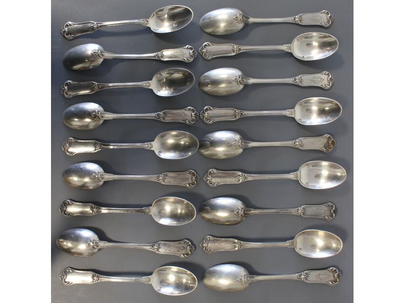 DIX-HUIT PETITES CUILLÈRES en argent modèle...