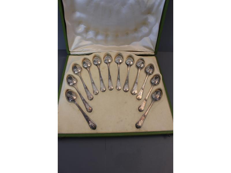DOUZE PETITES CUILLÈRES en argent modèle...
