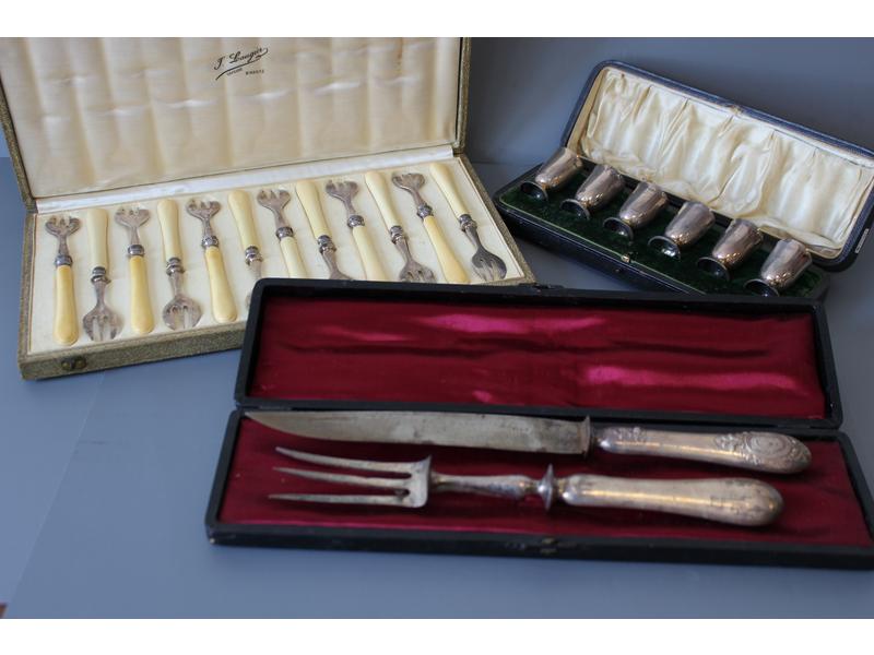 LOT DE COUVERTS EN ARGENT comprenant : DOUZE...