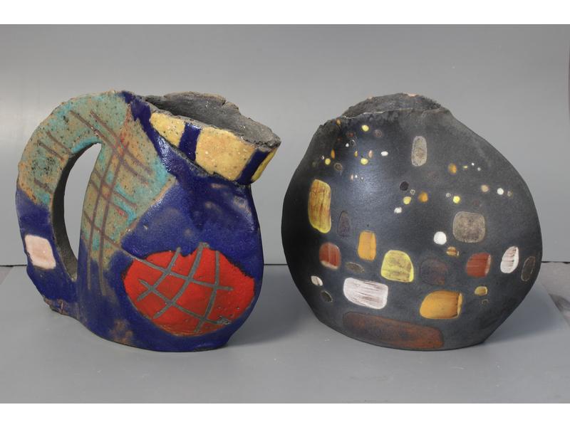 VASE ET PICHET en terre cuite émaillée polychrome...
