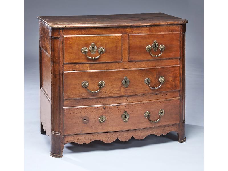 COMMODE en noyer ciré mouluré à façade bombée...