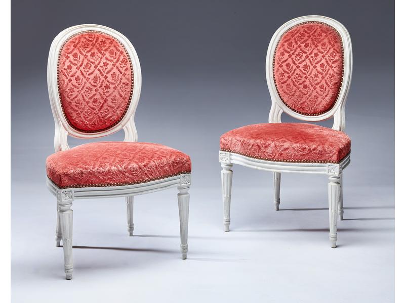 PAIRE DE CHAISES à dossier médaillon cabriolet...