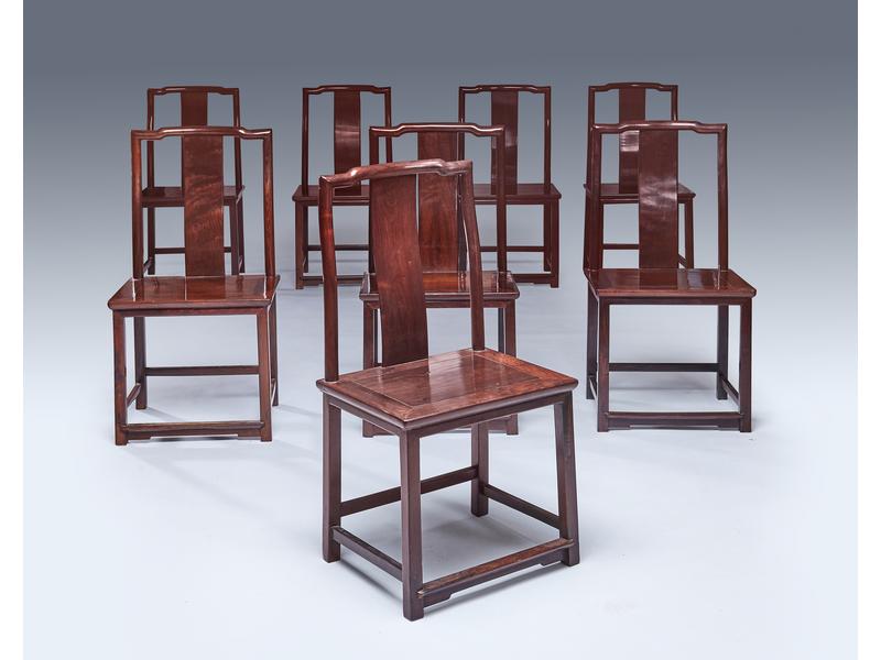 SUITE DE HUIT CHAISES en bois exotique dit...