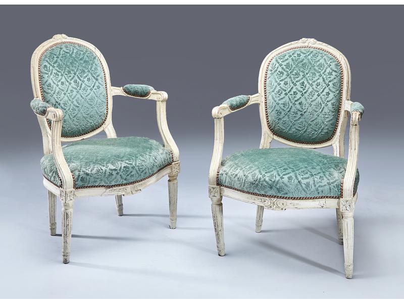 PAIRE DE FAUTEUILS à dossier médaillon cabriolet...