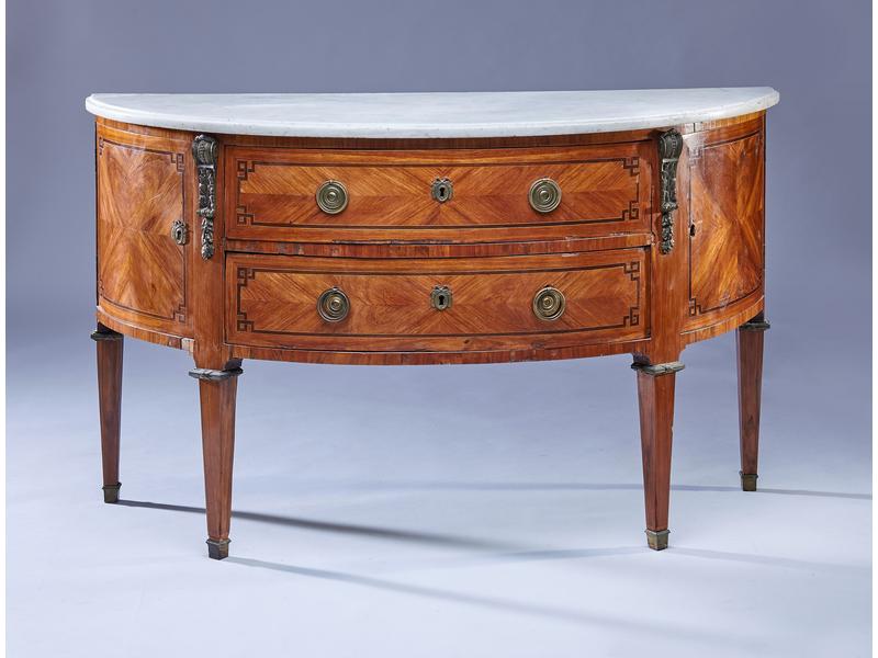 COMMODE demi-lune à l'anglaise, en placage...