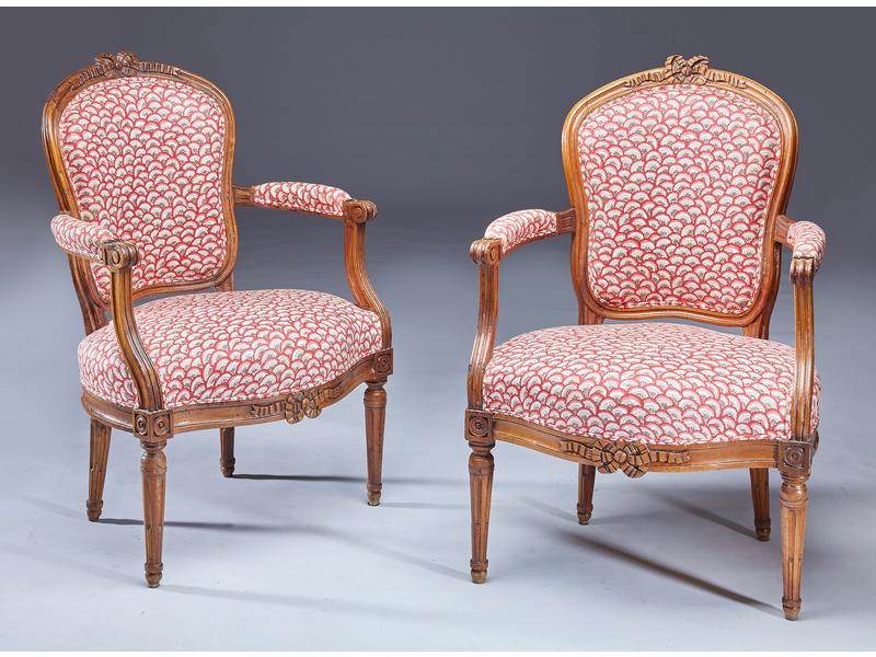 PAIRE DE FAUTEUILS à dossier violoné cabriolet...