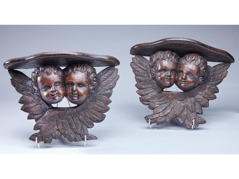 PAIRE DE SELLETTES en chêne sculpté à décor...