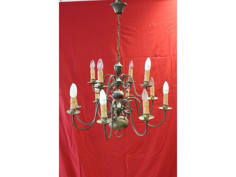 LUSTRE en laiton doré à douze bras de lumière...