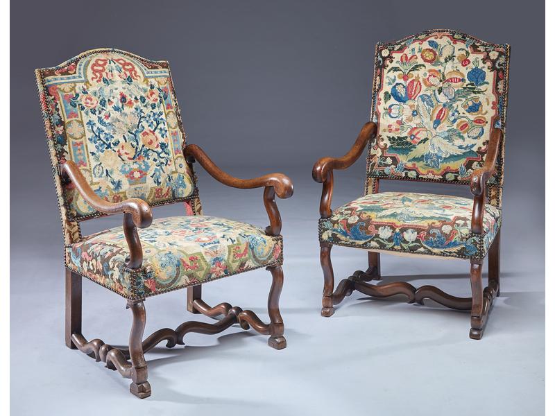 PAIRE DE FAUTEUILS à haut dossier plat en...