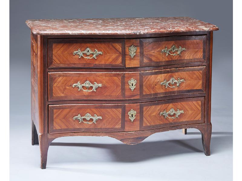 COMMODE à façade arbalète en bois de placage...
