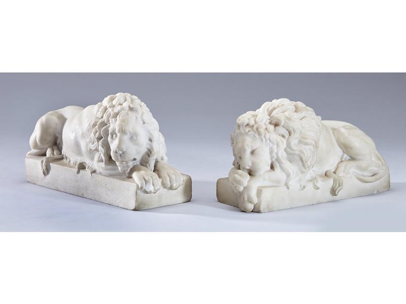 PAIRE DE LIONS couchés en marbre blanc s...