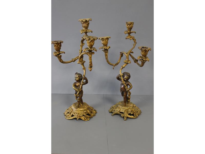 PAIRE DE CANDELABRES en bronze à deux pâtines...