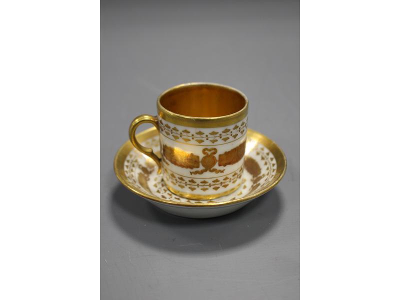 PETITE TASSE ET SOUS-TASSE en porcelaine...