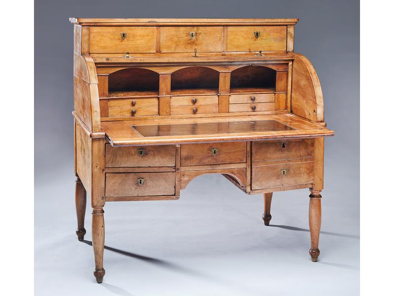 BUREAU A CYLINDRE en noyer blond, ouvrant...