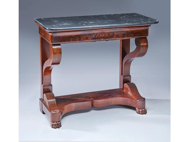 CONSOLE en acajou et placage d'acajou ouvrant...