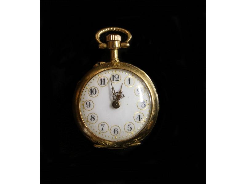 MONTRE DE COL en or jaune (18K) à décor de...