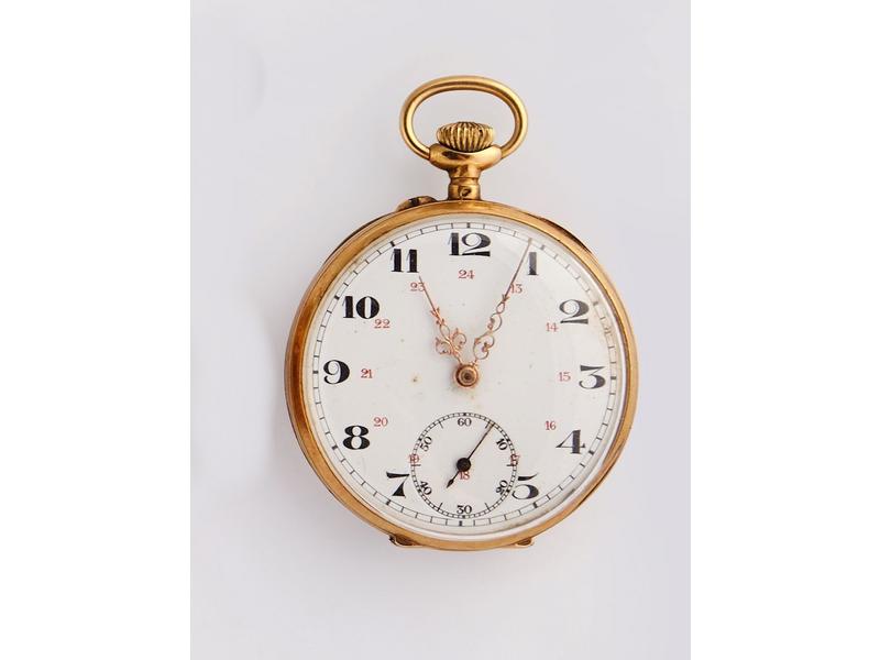 MONTRE DE POCHE en or jaune (18K) à décor...