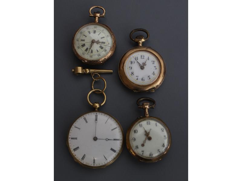 QUATRE MONTRES DE COL en or jaune (18K),...