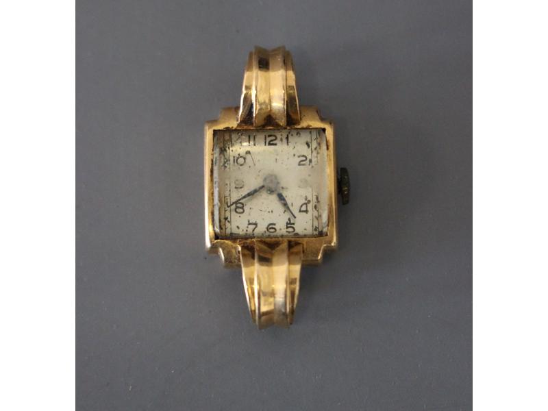 BOÎTIER DE MONTRE en or jaune (18K) à agrafes....