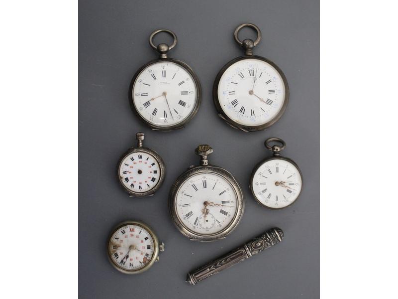 LOT DE CINQ MONTRES de poche, avec cache-poussière...