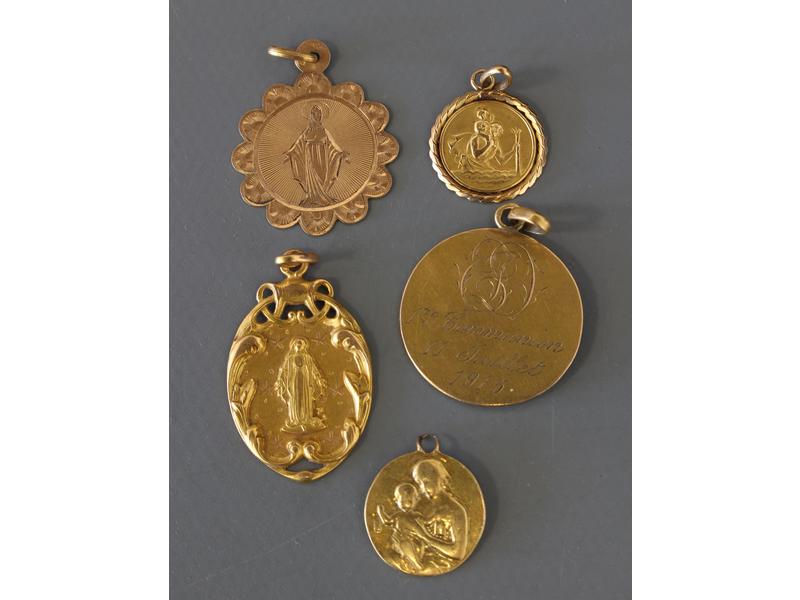 CINQ MEDAILLES en or jaune (18K).